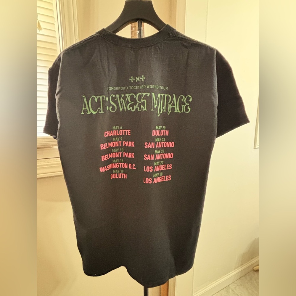 TXT Tomorrow X Together World Tour Act Sweet Mirage T-Shirt size L Like New. - Picture 2 of 4